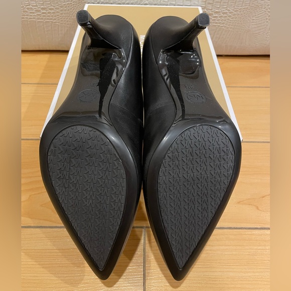 Micheal Kors size 8 black heels - new in box 👠🎁 - Picture 4 of 6